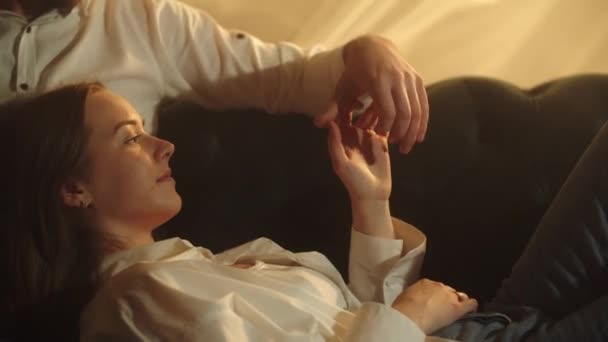 Όμορφο Ζευγάρι Ξαπλωμένο Στον Καναπέ Χέρια Ενωμένα Ρομαντική Οικογένεια Χαλαρώνει — Αρχείο Βίντεο