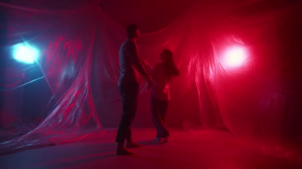 Sinnlicher Mann Und Frau Tanzendes Paar Auf Neonlicht Hintergrund Drinnen — Stockvideo