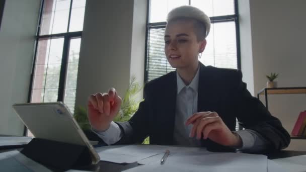Koncepcja Wywiadu Biznesowego Bizneswoman Odbiera Rozmowy Wideo Tablecie Menedżerka Wita — Wideo stockowe