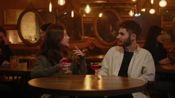Dos Extraños Encuentran Bar Coquetean Cuando Beben Alcohol Salud Bebamos — Vídeo de stock