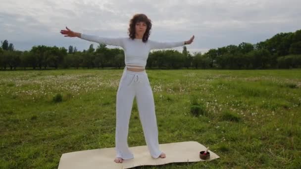 Joyeux Bien Être Jeune Sportive Entraîneur Yoga Fille Montrant Exercice — Video