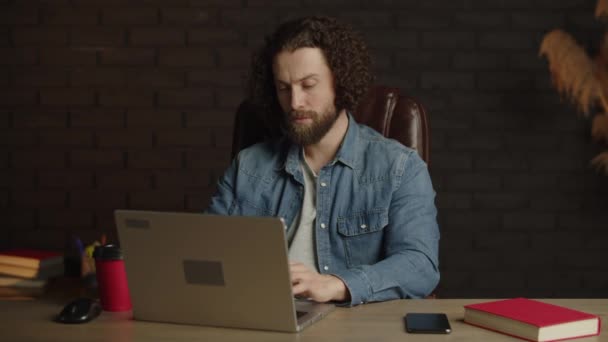 Een Krullende Stijlvolle Man Die Aan Een Laptop Werkt Beginner — Stockvideo