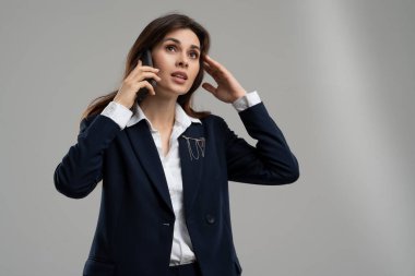 Esmer saçlı kadın müşteri hizmetleri çalışanı arıyor. Müvekkiline ödemeyi neden reddettiğini sor. İş kadını telefonla konuşur ve sorunlarını çözmeyi düşünür. Ayrıntıları açıklayan girişimci