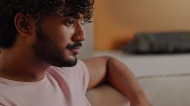 Hintli adam yeşil elmayı denerken dizüstü bilgisayar kullanıyor. Genç adam internette konuşuyor ve öğle yemeği yiyor. İnternette arkadaşlarıyla konuşmak için komik erkek koltukları yiyor. Yüksek kalite 4k görüntü