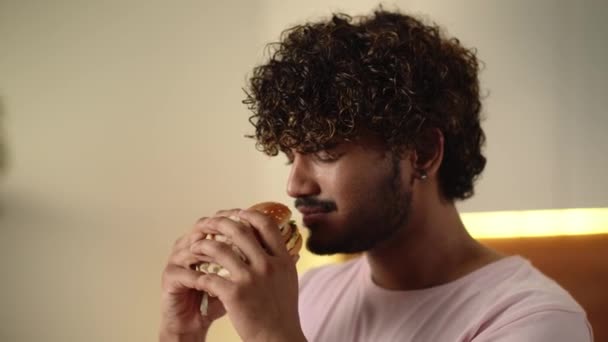 Έννοια Της Ανθυγιεινής Διατροφής Άνθρωπος Αισθάνεται Δυσάρεστη Μυρωδιά Burger Του — Αρχείο Βίντεο