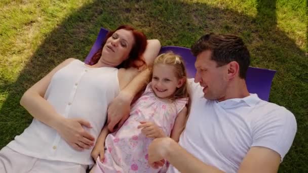 Amerikanische Traumfamilie Entspannt Sich Auf Dem Rasen Schatten Legt Sich — Stockvideo