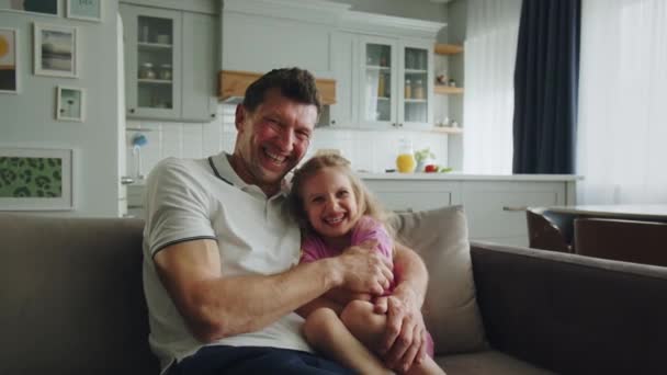 Felice Padre Sorridente Siede Con Figlia Sul Divano Nella Stanza — Video Stock