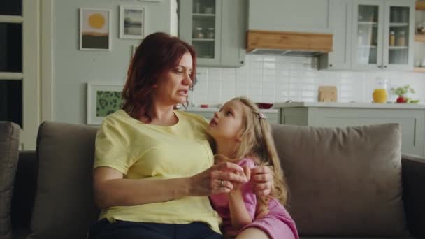 Eine Freundliche Intelligente Mutter Sitzt Mit Ihrer Tochter Auf Dem — Stockvideo