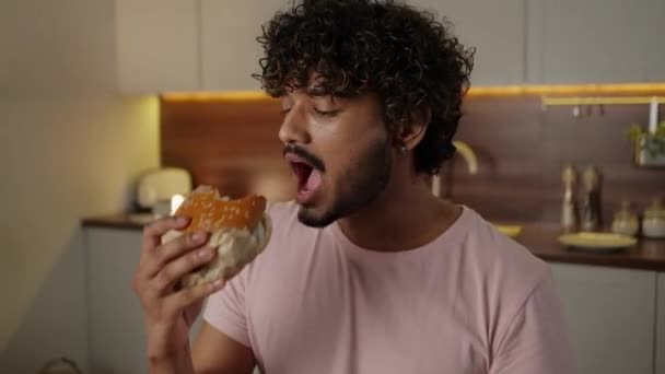 Концепция Доставки Нездоровой Пищи Индус Наслаждается Гамбургером Молодой Человек Причудливыми — стоковое видео