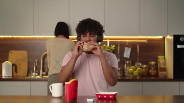 Rychlé Občerstvení Mladík Nezdravý Hamburger Hranolkama Kuchyni Dospělý Muž Relaxaci — Stock video