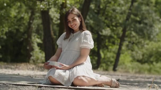 Uma Menina Feliz Humor Positivo Senta Areia Uma Floresta Verão — Vídeo de Stock