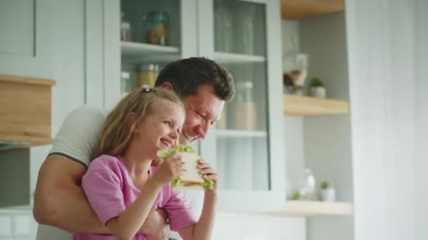 Szczęśliwy Śmiejący Się Ojciec Trzyma Kołysze Córkę Kanapką Rękach Stoi — Wideo stockowe
