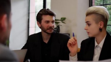 İki deneyimli satış müdürü çalışma alanındaki pazarlama stratejisini tartışıyor. Birkaç iş adamı belgeleri gözden geçiriyor. İki meslektaş iş gelirleri grafikleri hakkında konuşuyor. Yüksek kalite 4k görüntü