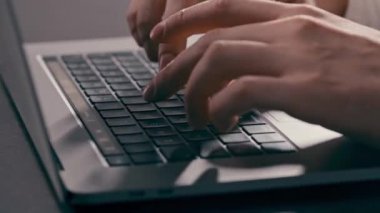 Klavyede çalışan klavye. İnternette görev yapan tanınmayan bir iş adamının yakın çekimleri. Bilgisayar klavyesini kullanan serbest çalışan. Freelancer müşterilere e-posta yazıyor. Konsept