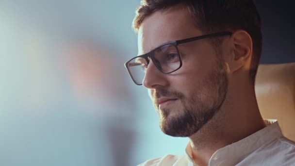 Programador Caucasiano Com Óculos Programar Seu Primeiro Programa Finalmente Fiz — Vídeo de Stock