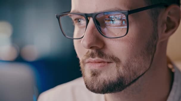 Jovem Olhando Para Tela Com Conteúdo Óculos Reflexão Homem Ucraniano — Vídeo de Stock