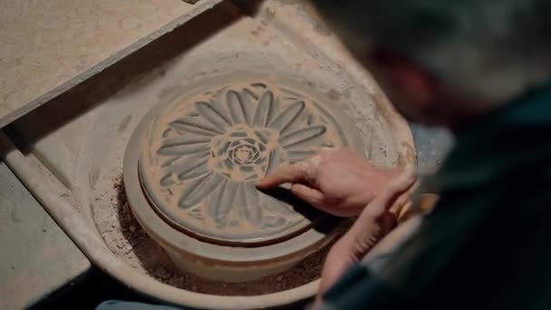 마스터는 마스터 클래스에 자신의 접시에 장식을 완벽하게 페인트하는 방법에 가르침을 — 비디오