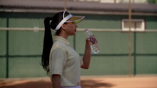 Hezká Dívka Tenista Dává Pauzu Cvičení Nebo Tréninku Utkání Mladá — Stock video