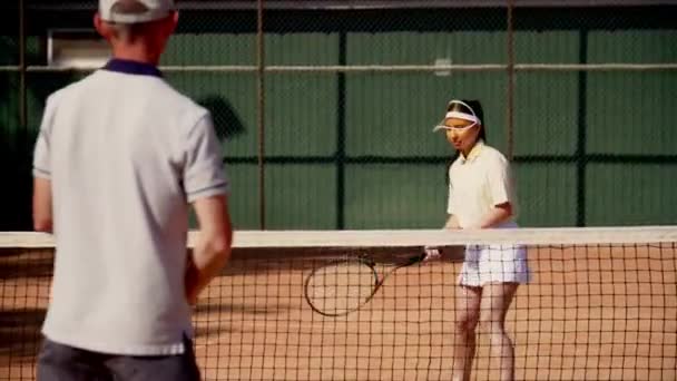 Тренер Мужчина Воспитанницей Проводит Совместную Тренировку Теннису Интенсивностью Света Служение — стоковое видео