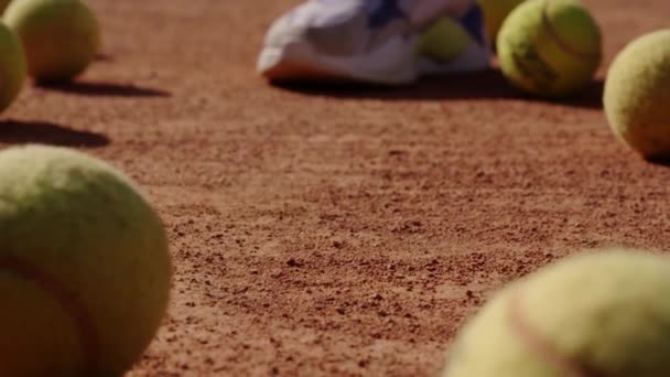 Bir Tenis Topu Bir Spor Sahasında Zıplarken Bir Atlet Ona — Stok video