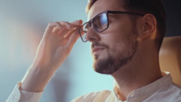 Brunet Cabelo Jovem Trabalhador Empresarial Tirar Óculos Slo Estressou Empresário — Vídeo de Stock