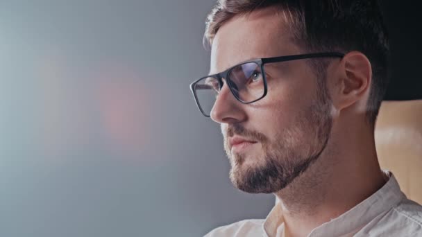 Programador Alto Nível Com Óculos Reflexo Fazer Seu Trabalho Homem — Vídeo de Stock