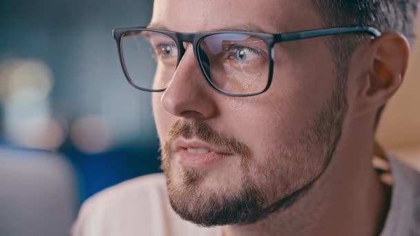 Empresario Analizando Mercado Valores Hombre Con Gafas Mirando Monitor Trabajando — Vídeos de Stock