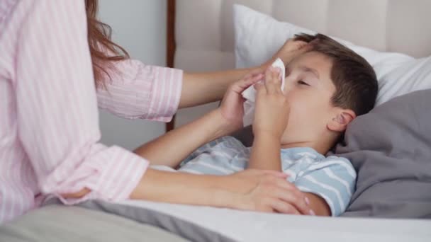 Hasta Bir Çocuk Kendini Kötü Hisseder Burnunu Siler Onu Tek — Stok video