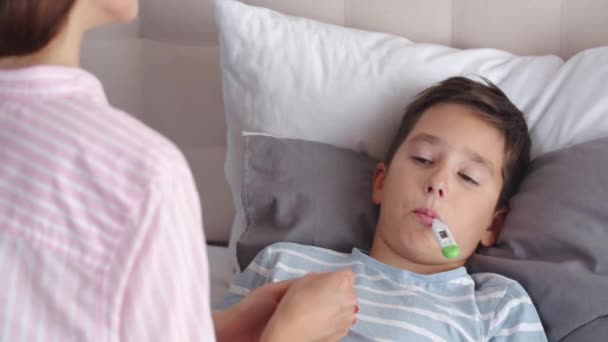 Nemocný Chlapec Cítí Lépe Nabírá Sílu Odpočívá Podstupuje Léčbu Dívá — Stock video