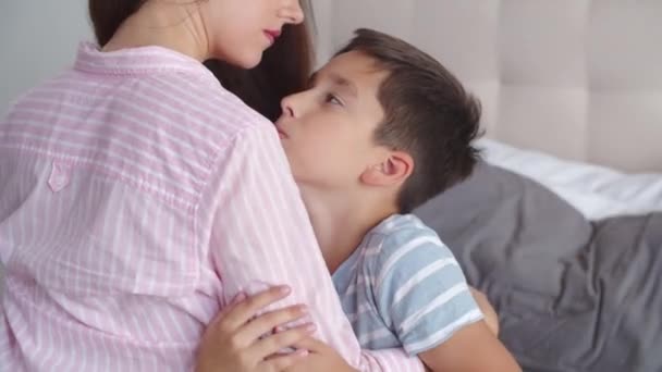 Een Jonge Moeder Zoontje Zitten Samen Het Bed Knuffelen Tonen — Stockvideo