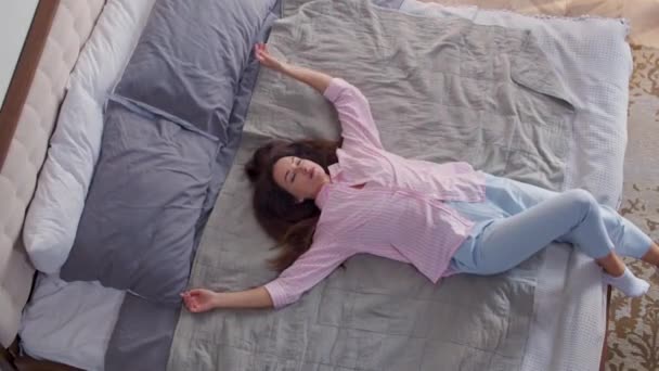 Egy Fiatal Harry Hálószobában Esik Széttárja Kezét Fáradtan Fekszik Ágyon — Stock videók