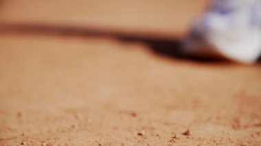 Bir tenis topu bir spor sahasında zıplarken, bir atlet ona raketle vurduğunda ya da yere fırlattığında. Kapatın. Ağır çekim modu. Bulanık etkisi. Yüksek kalite 4k görüntü