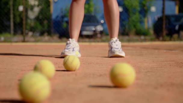 Dívka Tenista Stojí Sportovním Hřišti Trénuje Bít Míč Raketou Zemi — Stock video