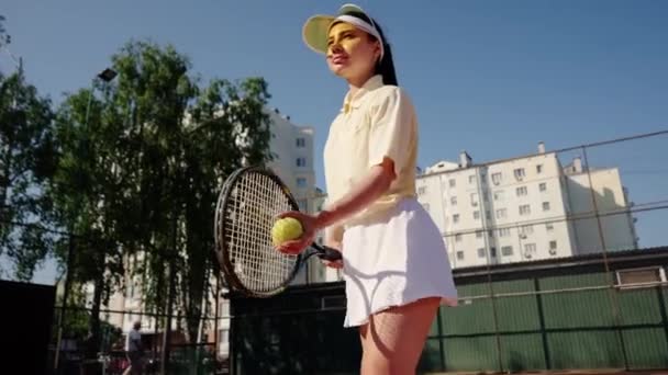Tjej Tennisspelare Utmärkt Sportform Håller Racket Händerna Tryggt Och Levererar — Stockvideo