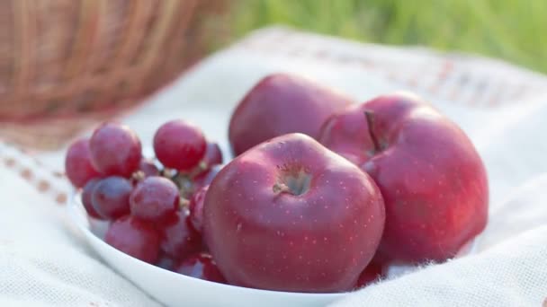 Ρομαντικό Πικ Νικ Φρέσκα Φρούτα Και Καλάθι Σαμπάνια Μήλα Σταφύλια — Αρχείο Βίντεο