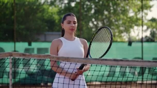 Egy Csinos Fiatal Teniszező Elegánsan Sétál Teniszháló Felé Lármát Tesz — Stock videók
