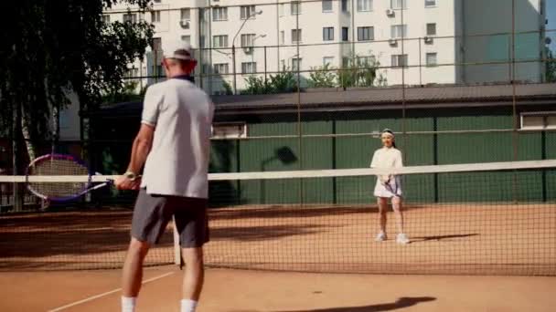 Тренер Мужчина Воспитанницей Проводит Совместную Тренировку Теннису Средней Интенсивности Служение — стоковое видео