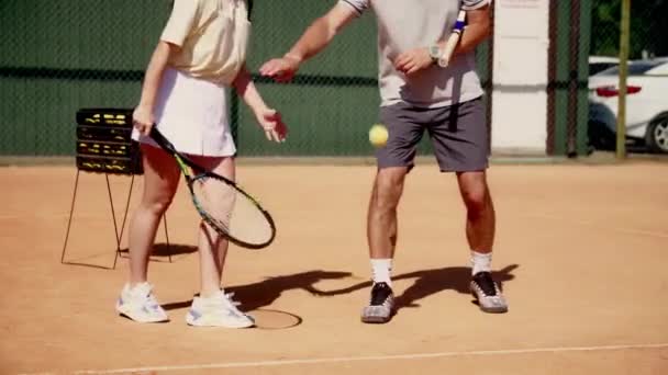 Una Jugadora Tenis Está Entrenando Para Patear Una Pelota Entrenador — Vídeos de Stock