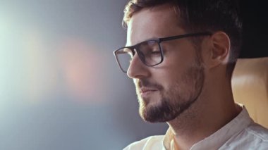 Şirket sohbetinde komik mesajlar okunduğunda kendine güvenen işadamı gülümsüyor. Yavaş çekim mutlu çalışan internette mükemmel bir boşluk buldu. Proje yöneticisi görevini yaptı. Yüksek kalite