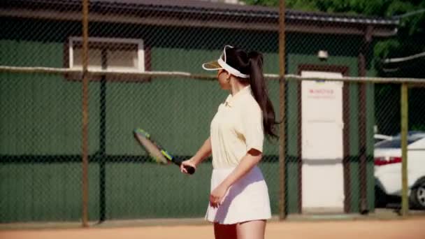 Una Jugadora Tenis Está Practicando Técnica Golpear Raqueta Adecuada Una — Vídeos de Stock