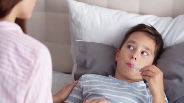 Chory Chłopiec Przyjmuje Doustnie Krople Leku Czuje Się Lepiej Patrzy — Wideo stockowe