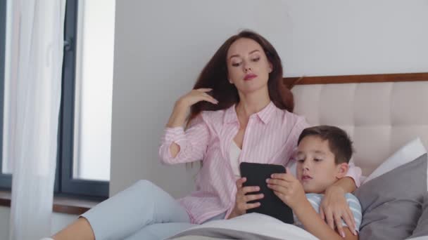 Bir Çocuk Yatağa Uzanıyor Uyumaya Hazırlanıyor Bir Tablette Kitap Okuyor — Stok video