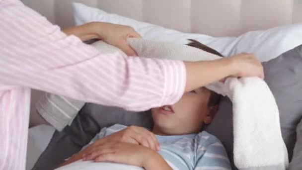 Niño Enfermo Siente Mal Débil Yace Dormitorio Cama Una Madre — Vídeos de Stock