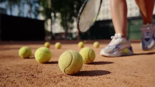 Många Tennisbollar Ligger Idrottsplanen Marken Solig Sommardag Ung Energisk Kvinna — Stockvideo