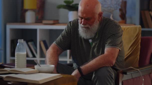 老人は椅子に座り 夕食を用意する 病気の男は一人で家にいる さまざまなウイルス病の医学的治療の概念 高品質の4K映像 — ストック動画