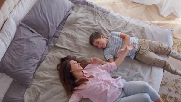 Uma Mãe Filho Sorridente Emoções Positivas Humor Brincalhão Alegre Mentir — Vídeo de Stock