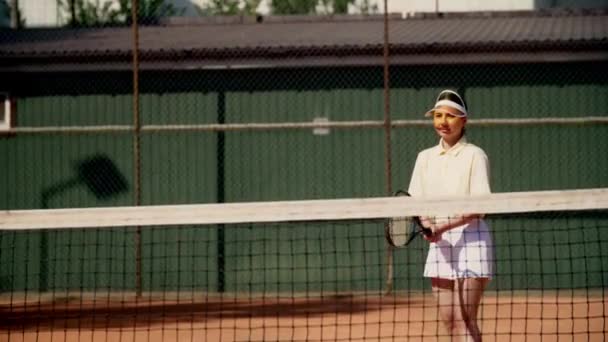 Eine Junge Tennisspielerin Trainiert Mit Mittlerem Tempo Auf Dem Platz — Stockvideo