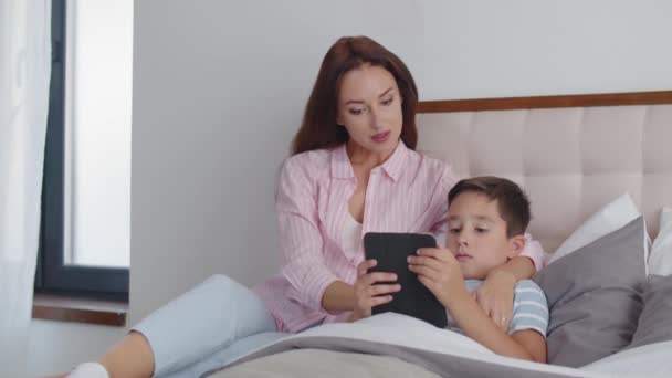 Anya Fia Együtt Pihennek Hálószobában Egy Fiatal Gyermek Filmet Vagy — Stock videók