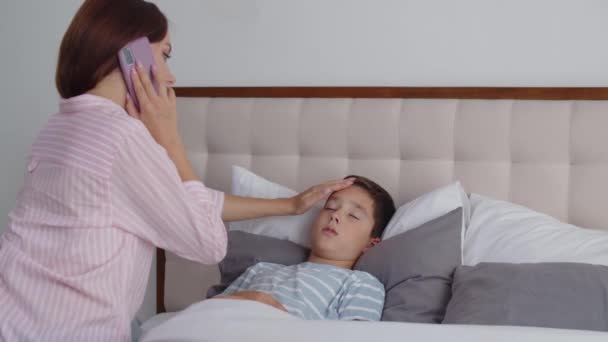 Ein Kranker Junge Mit Hoher Temperatur Oder Fieber Und Husten — Stockvideo