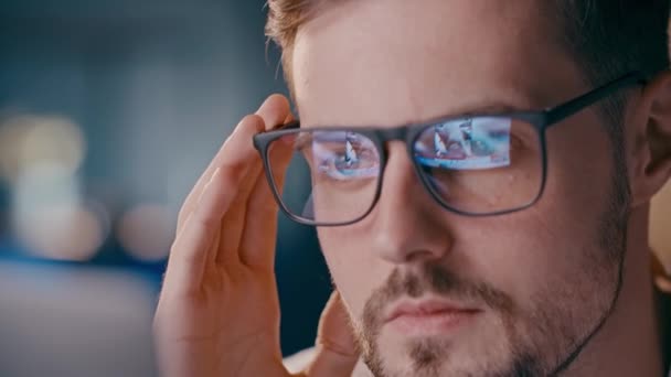 Primer Plano Uso Gafas Con Reflejo Ucraniano Atacado Por Rusia — Vídeos de Stock